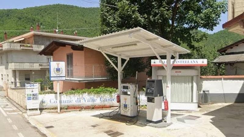 La benzina del sindaco contro gli aumenti, boom per le pompe comunali. “Mezzo euro al litro in meno”