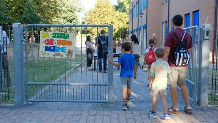 Scuola, bimbi in classe il 31 agosto: “E si può anche giocare a calcio”. I genitori: “Grande aiuto”