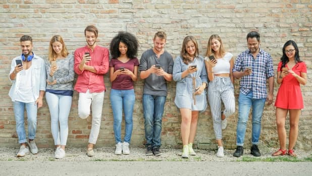 I 4 segnali fisici che stiamo scorrendo troppo lo schermo del telefono
