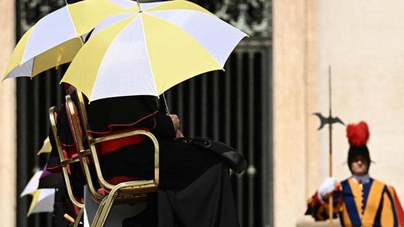 Al via il Concistoro in Vaticano, il Papa: “Risolvere i conflitti da esseri umani e non da bestie”