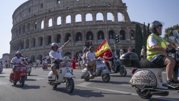 Roma invasa da 25.000 Vespa: un’ora di sciame, ottant’anni di storie
