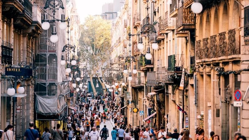 Italiani aggrediti a Barcellona, un 21enne in coma farmacologico