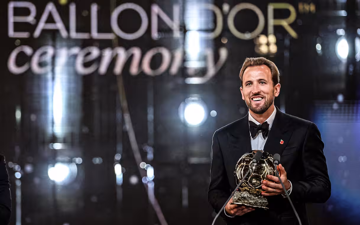 Harry Kane vince il Pallone d'Oro 2026, Mbappé secondo e Yamal terzo: tutti i premi della serata