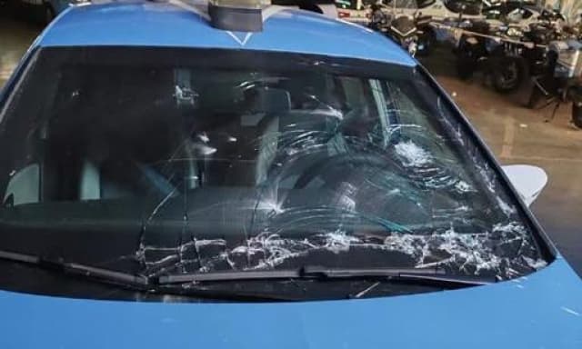 Gara clandestina di moto finisce con la polizia accerchiata