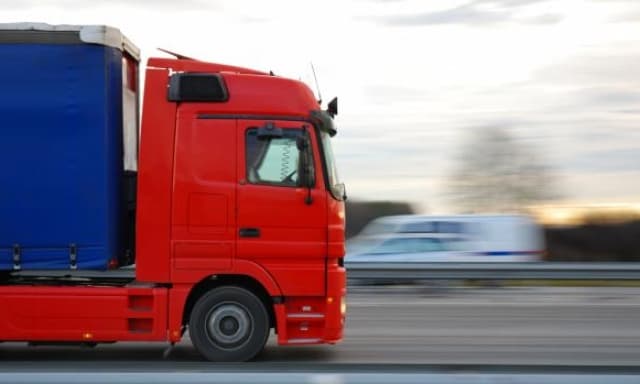L’autotrasporto in ginocchio per i rincari. E c’è chi vede la soluzione nei camion elettrici