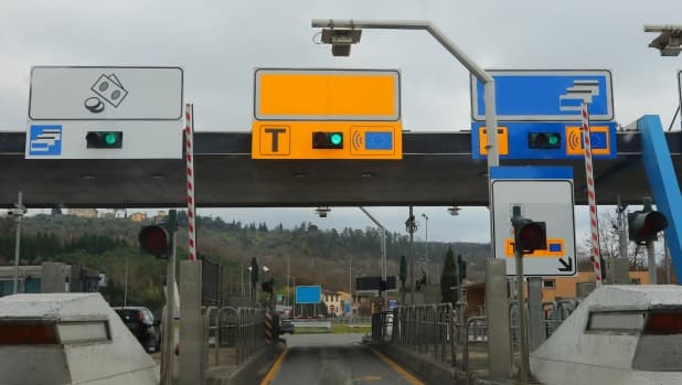 Telepass, UnipolMove e MooneyGo: quanto costa saltare la coda al casello