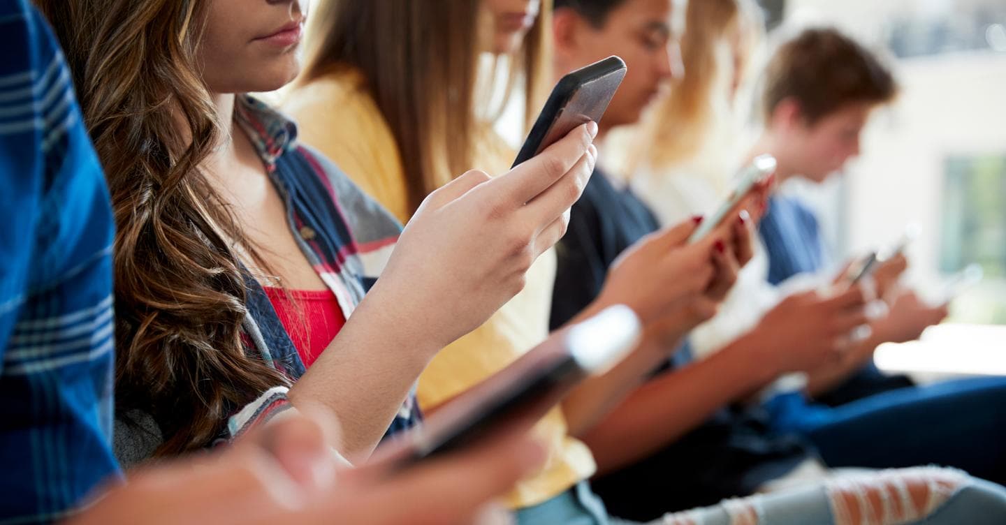 La scuola riparte senza smartphone: ecco  i consigli per un graduale «digital detox»