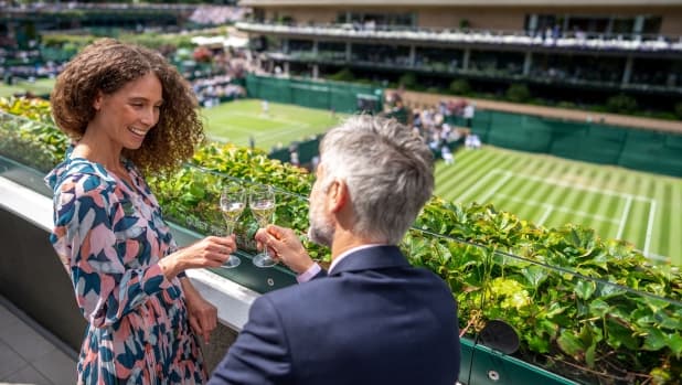 Fiumi di champagne, box esclusivi, dress code, posti costosissimi: il Wimbledon dei ricchi è così