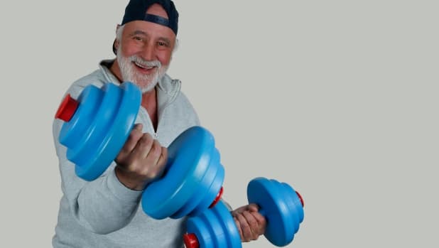 Longevità: chi solleva pesi vive più a lungo, secondo uno studio
