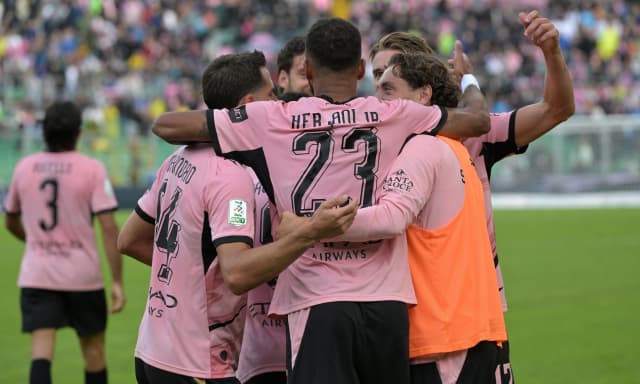 Il Palermo non si ferma più: battuta anche Carrarese, resta solitario in vetta