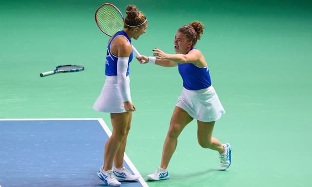 Errani e Paolini, nervi d'acciaio: battono Swiatek-Kawa e portano l'Italia in finale