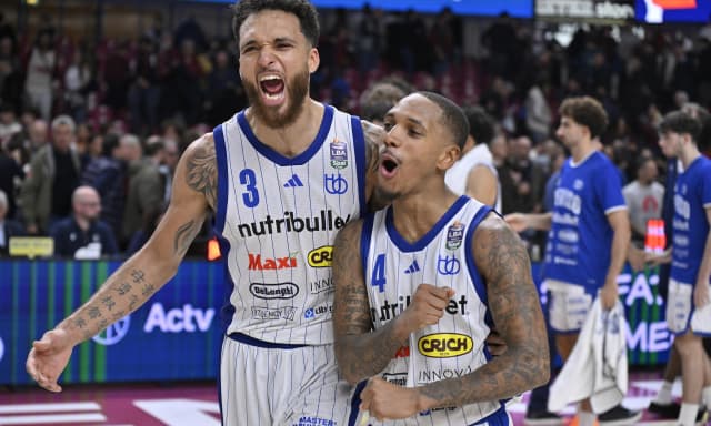 Treviso e Napoli tengono il passo della Virtus: battute Venezia e Tortona. Vince anche la Maxima
