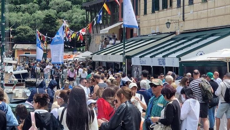 Portofino assediata dai turisti, code e ressa in Piazzetta