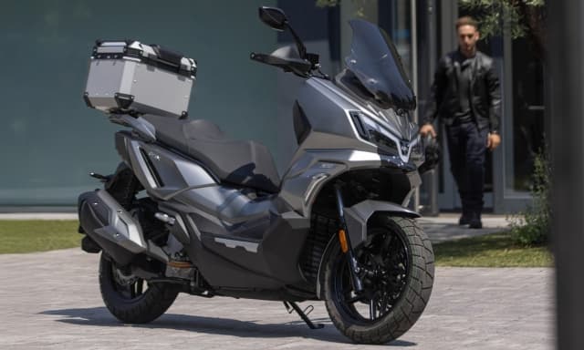 Sym aggiorna il crossover Adx 300: più tecnologia, stesso prezzo