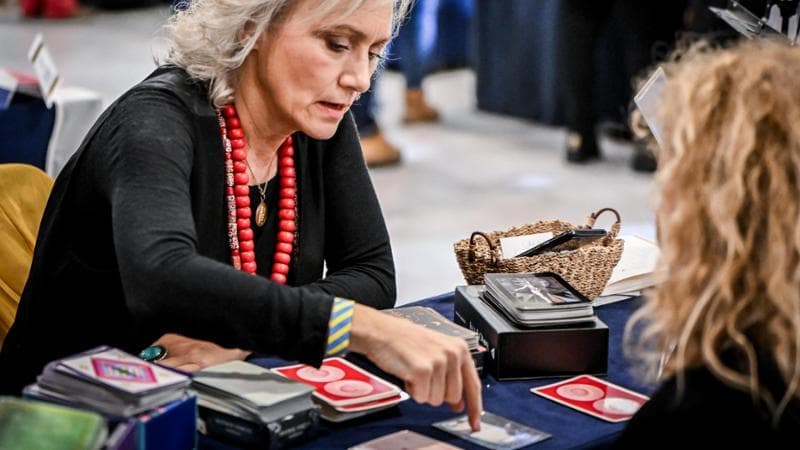 Al festival dell’astrologia, tra oroscopi e tarocchi: “Anche i manager vengono a consultarci”