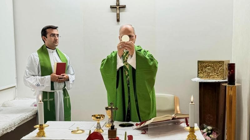 La Messa al Gemelli del Papa, prime foto. Atteso per oggi l’ok dei medici al ritorno in Vaticano