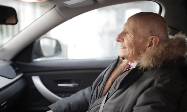 Social Taxi: la Regione Calabria paga Uber per portare gli anziani in ospedale
