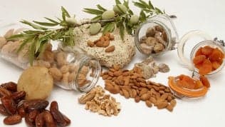 Mandorle per i muscoli e datteri spezza fame, i benefici della frutta secca delle feste
