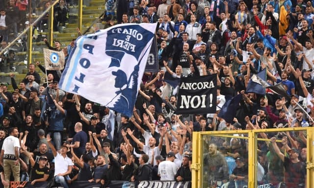 Scontri tra tifosi del Napoli e polizia prima della gara, un agente ferito alla testa