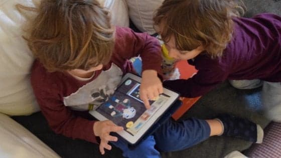 Il tempo passato davanti allo schermo modifica il cervello dei bambini