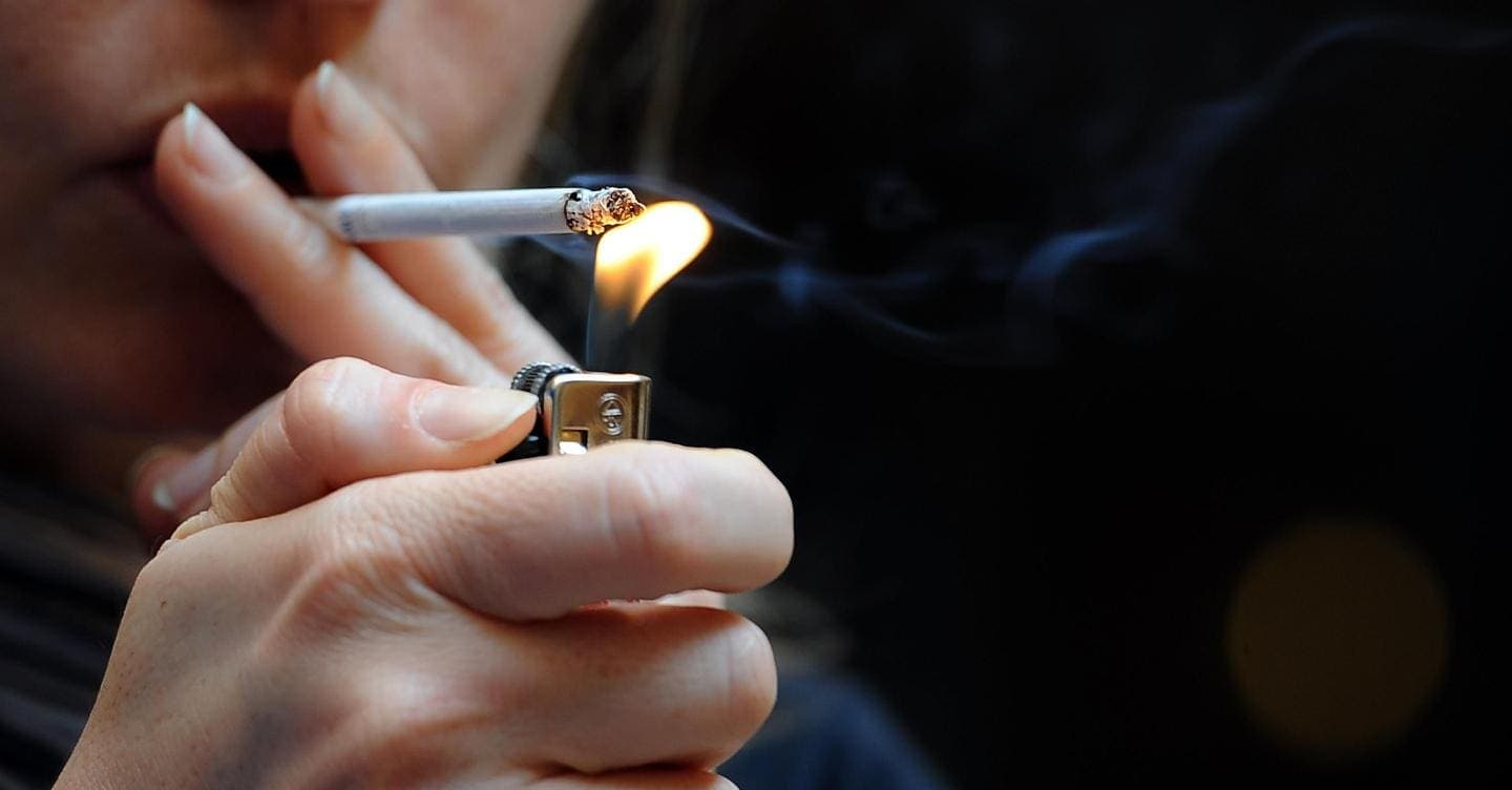 Chi fuma perde 10 anni di vita, già 25mila italiani hanno firmato per aumentare di 5 euro le sigarette
