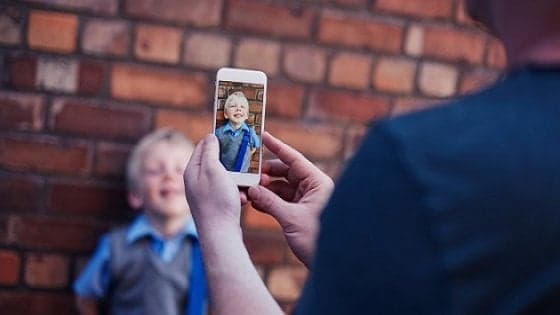 Shartering, se i genitori condividono di più le foto dei figli maschi