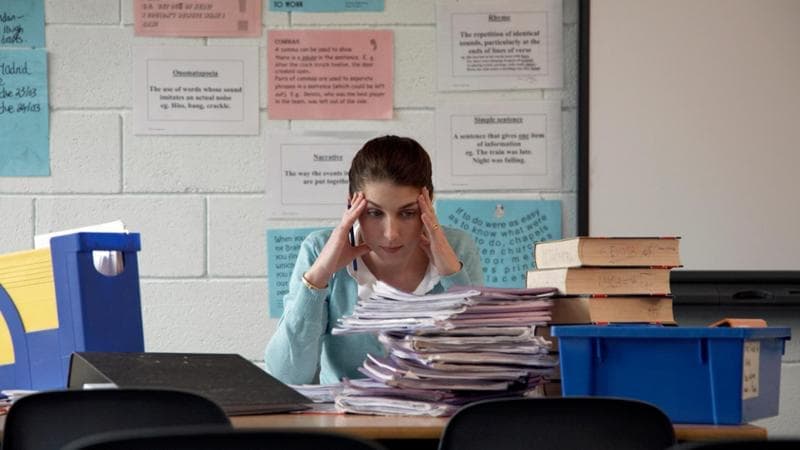 L’Europa denuncia il burnout degli insegnanti: ma in Italia non si tutela la salute mentale dei prof