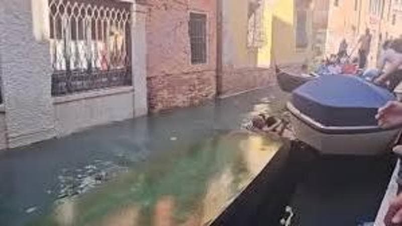 Venezia, gondola ribaltata e turisti in acqua