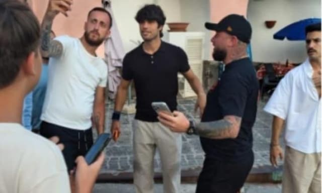 Vacanze in barca per il convalescente Alcaraz: tappa a Procida, fra selfie e ristoranti