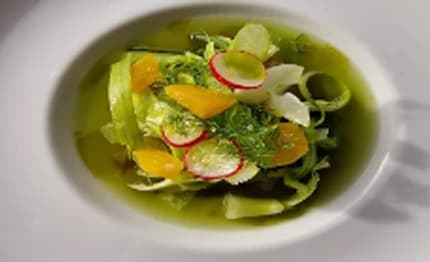 Cambusa: insalata di sgombro marinato con agrumi di Muravera, carciofi spinosi, sedano e zuppetta di cetriolo al limone
