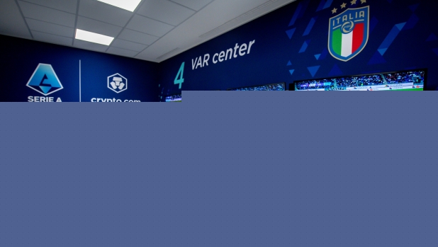 Rivoluzione in Premier: gli ex calciatori in sala Var a collaborare con gli arbitri