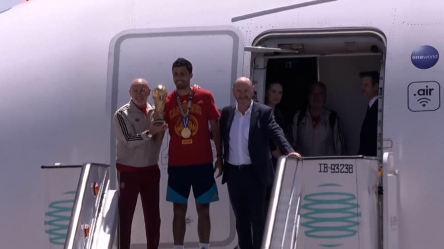 Mondiali 2026, la Spagna rientra a Madrid: Rodri scende dall'aereo con la Coppa
