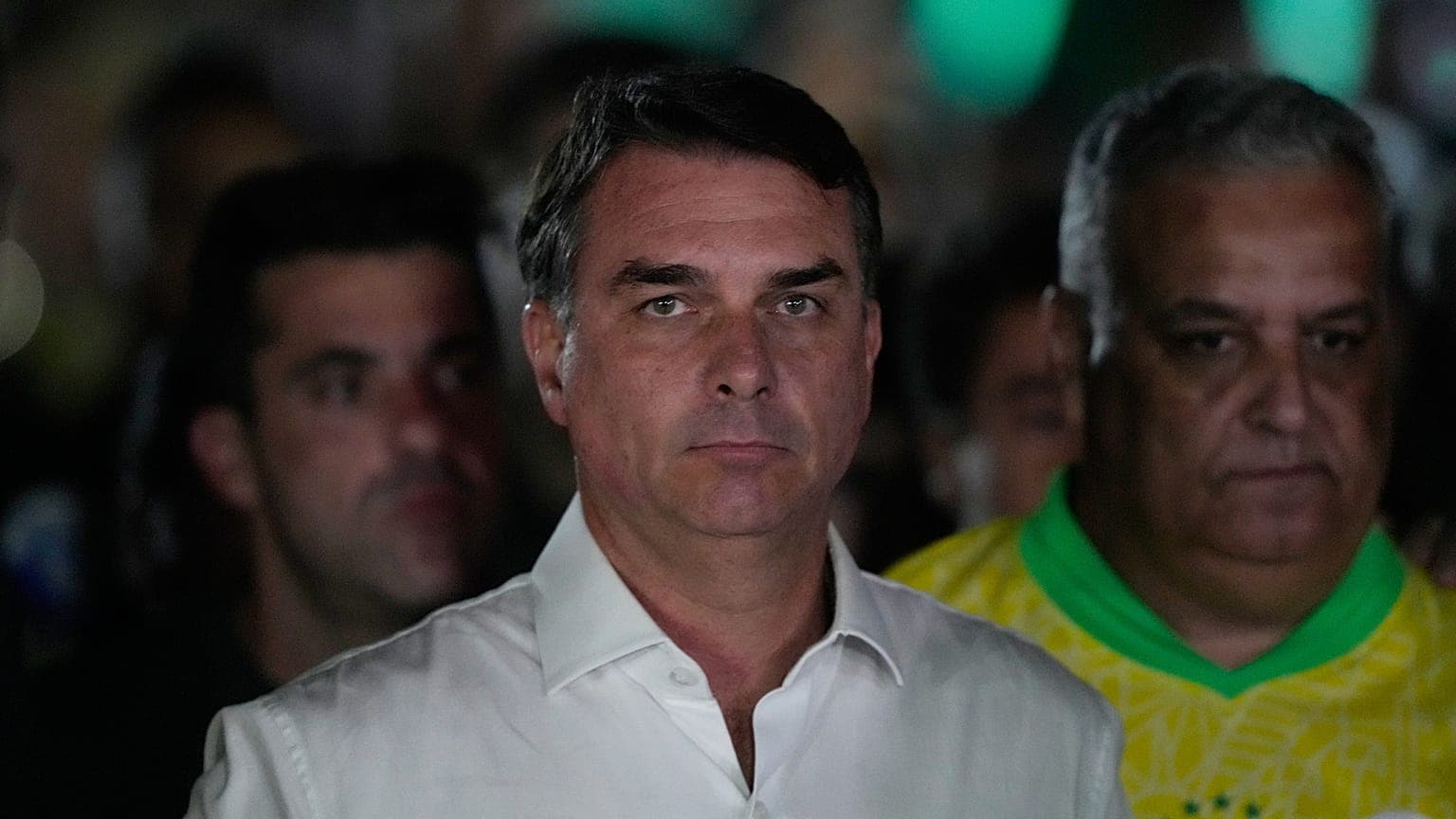 Brasile, Flávio Bolsonaro vola negli Stati Uniti dopo la sconfitta elettorale: la questione del passaporto italiano