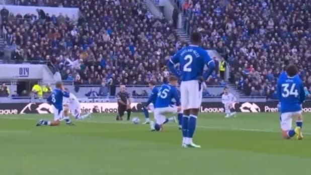 Everton, Maitland-Niles rifiuta di inginocchiarsi contro il razzismo prima del match col Chelsea