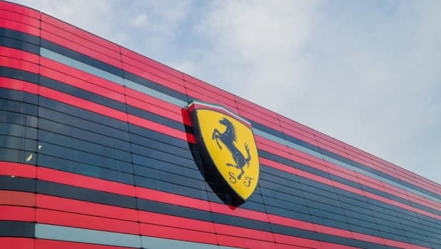 Fa ricorso l'operaio Ferrari licenziato per aver perseguitato una collega dopo la fine della relazione