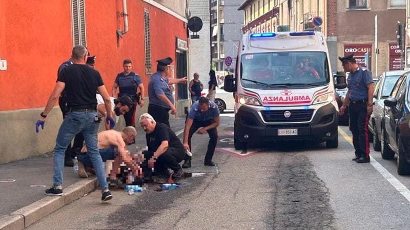 Sparatoria in pieno centro a Chivasso, uomo colpito alle gambe davanti a scuola e asilo