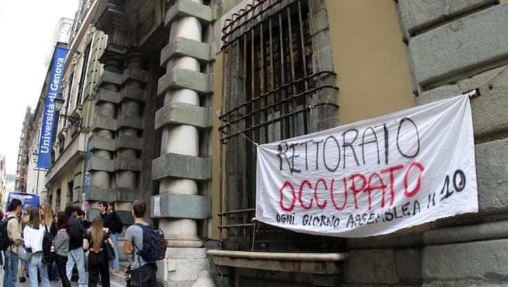 Università di Genova, occupato il rettorato, lezioni sospese a oltranza: “Stop accordi con Israele”