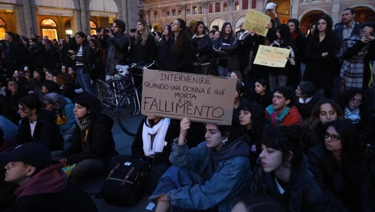 Duemila studentesse in piazza a Bologna per Sara Campanella e Ilaria Sula: “Ci vogliamo vive”