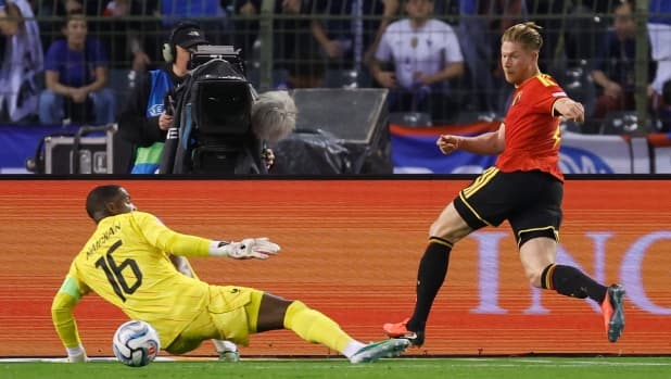 Belgio, De Bruyne furioso con l'arbitro durante la sfida con la Francia: "F... off man!"