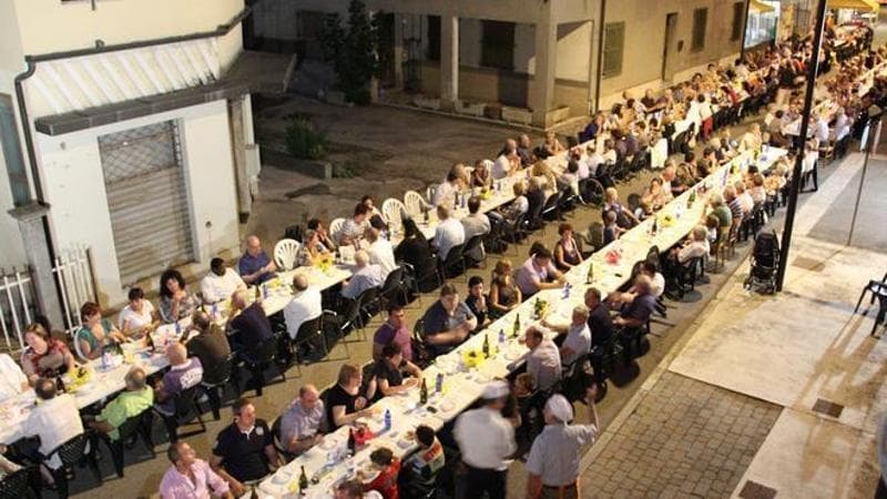 Una tavola lunga come l’Italia: dal Piemonte a Ventotene, il popolo delle cene di comunità