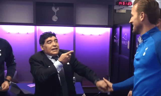 Quando Maradona insegnava a Kane: "Ecco come devi calciare"