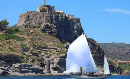 Al via il Sail Rally delle Vele Storiche Viareggio, una flotta di scafi d’epoca nell’Arcipelago Toscano