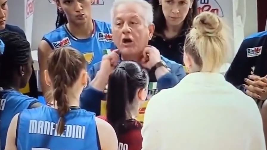 Velasco, time-out di fuoco: "Loro hanno le vene così e noi abbiamo la faccia del..."