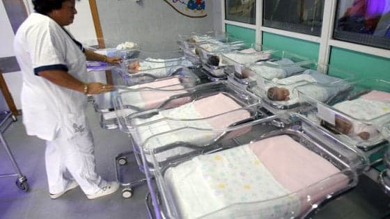 Manovra, via libera anche a chi esercita professioni sanitarie senza titolo. Le associazioni: "Assurdità totale"