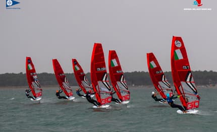 Iniziato sotto la pioggia il Memorial Ballanti-Saiani, ultima tappa di Coppa Italia Techno 293 e iQFoil