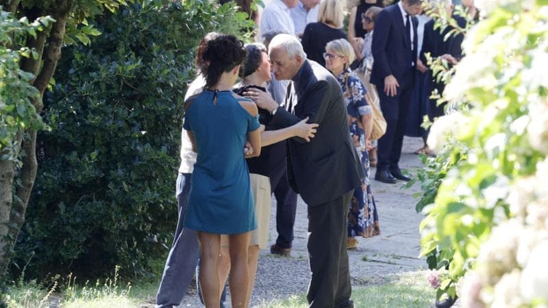 Guccini, il ricordo di Zuppi al funerale tra familiari e fan: “Gigante con tanta umanità”