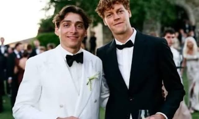 Sinner, iniziata l'operazione Wimbledon: Jannik a Londra dopo aver festeggiato lo sposo... Duplantis
