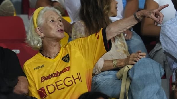 "Quando ho visto la luna specchiarsi nel mare...": perché Helen Mirren tifa Lecce