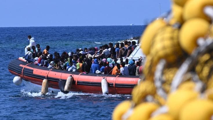 A Lampedusa 13 sbarchi: 700 migranti all’hotspot. Mediterranea salva 28 persone, avvistato un morto