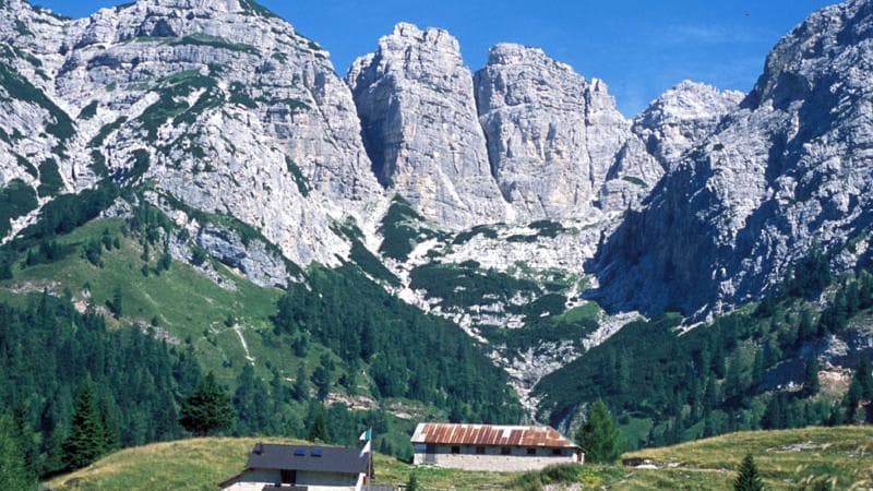 Montagna, alpinista precipita e muore sulle Torri di Neva